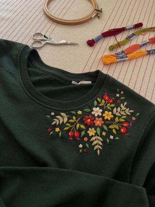 🍂 Podzimní kouzlo v každém stehu Moje nejnovější výšivka na tmavě zelené mikině – ruční práce plná teplých podzimních...