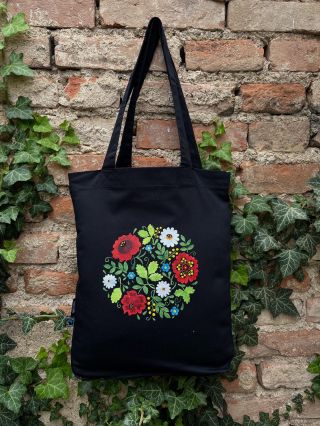 A jsou zpět ! 🌿 Tašky s motivem inspirovaným kyjovskými výšivkami se vrátily a to rovnou ve 3 barvách. 🌸 #vyšiju #tradice...