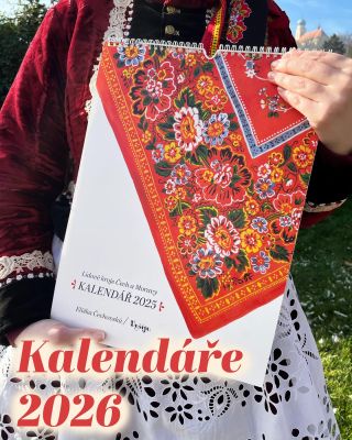 Kalendáře budou opět plné krojů! 🎨✨ Letos mě kromě klasického nástěnného kalendáře čeká i nová výzva – stolní verze. A to...
