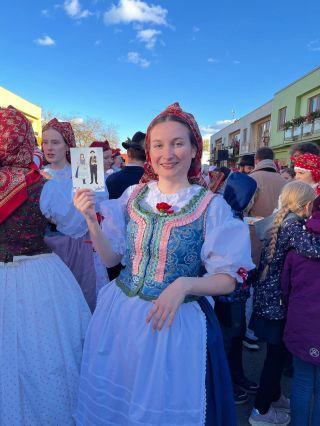 💙 Brněnský kroj – na papíře i ve skutečnosti 💙 Někdy vzniká ilustrace přímo podle konkrétních osob a krojů. 💃🏻 A právě tak...